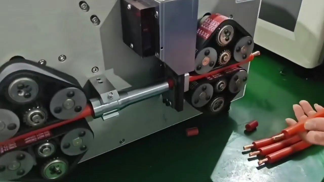 106 Tam Otomatik Büyük Kare Tel Sıyırma Makinası - 70 mm² Tek Damar Kablo Kesme ve Sıyırma