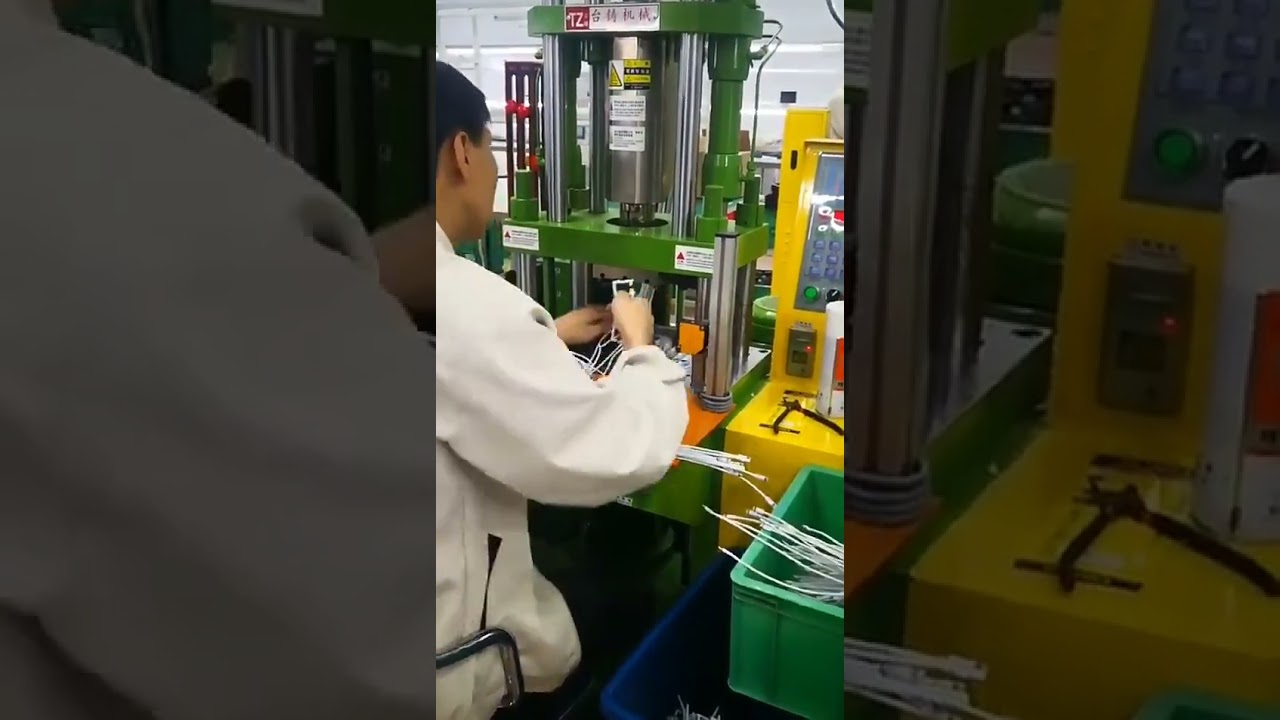 Dikey Küçük Plastik Enjeksiyon Makinesi | Hassas Parçalar İçin Mini Kalıplama Makinesi